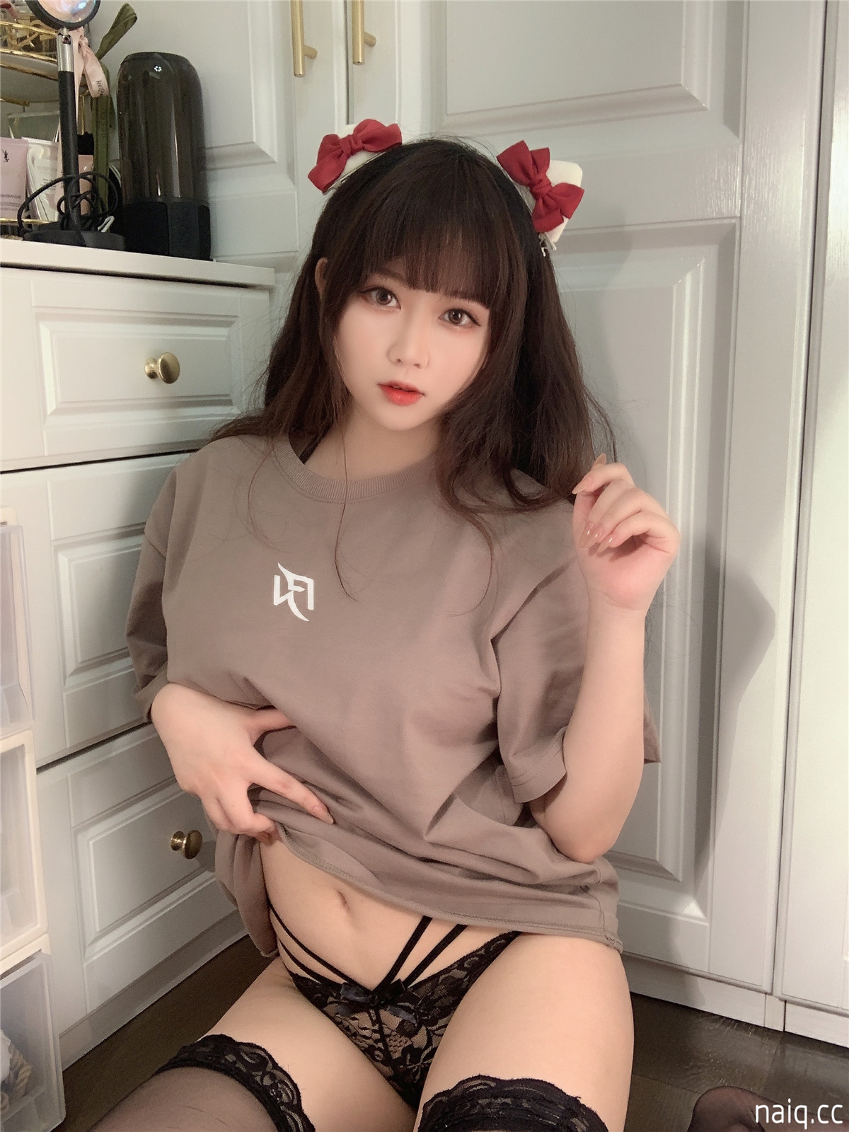是依酱吖 - T恤底下 [31P2V-84MB] - 奶圈