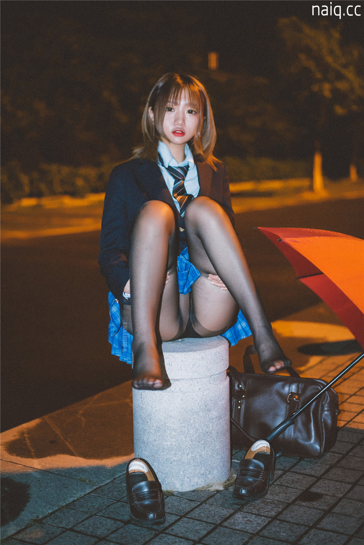 柒柒不可爱 - 深夜公园JK [36P-400.03MB] - 奶圈