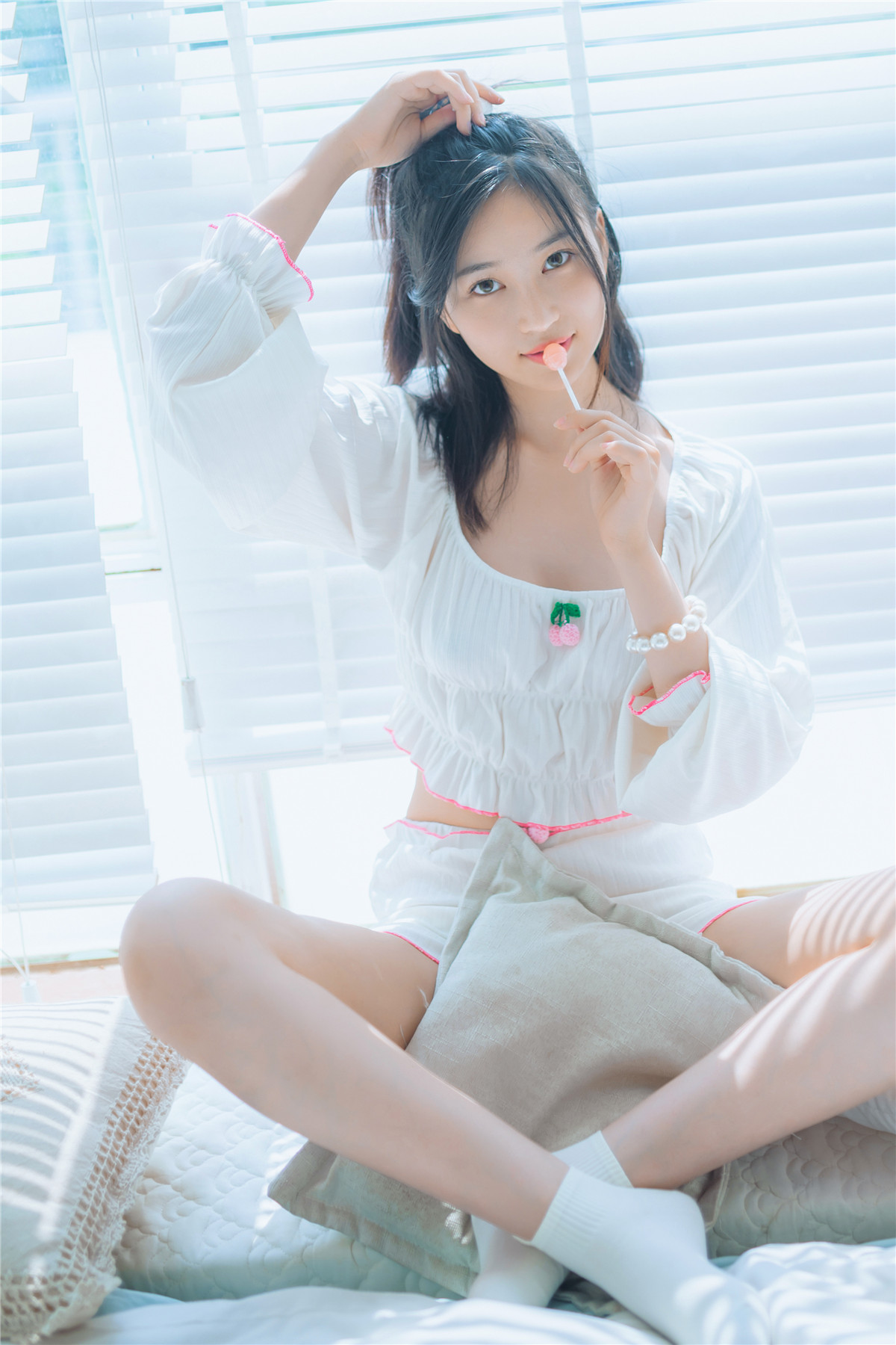 年年 - 爱吃棒棒糖的少女 [39P-122MB] - 奶圈