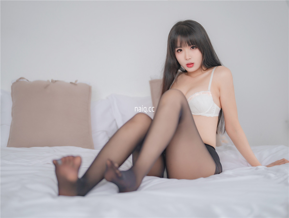 轩萧学姐 - 2023生日作 5月舰长 黑丝jk内衣 [32P-112MB] - 奶圈
